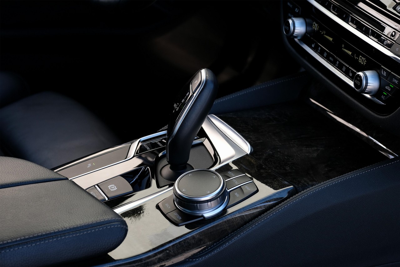 BMW 5 Series Vehicle Main Gallery Image 24
