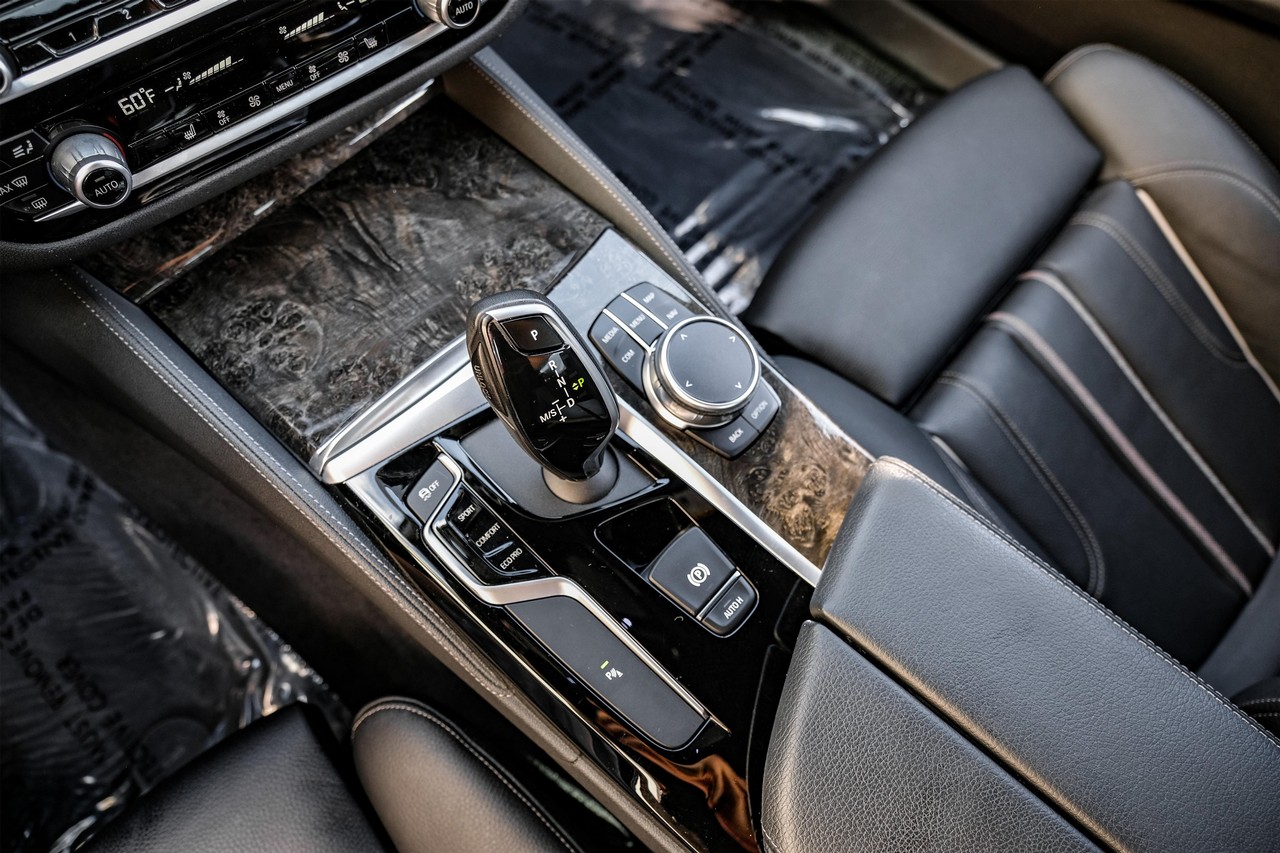 BMW 5 Series Vehicle Main Gallery Image 25