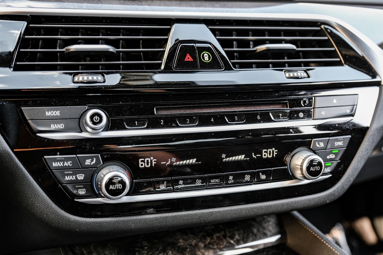 BMW 5 Series Vehicle Main Gallery Image 26