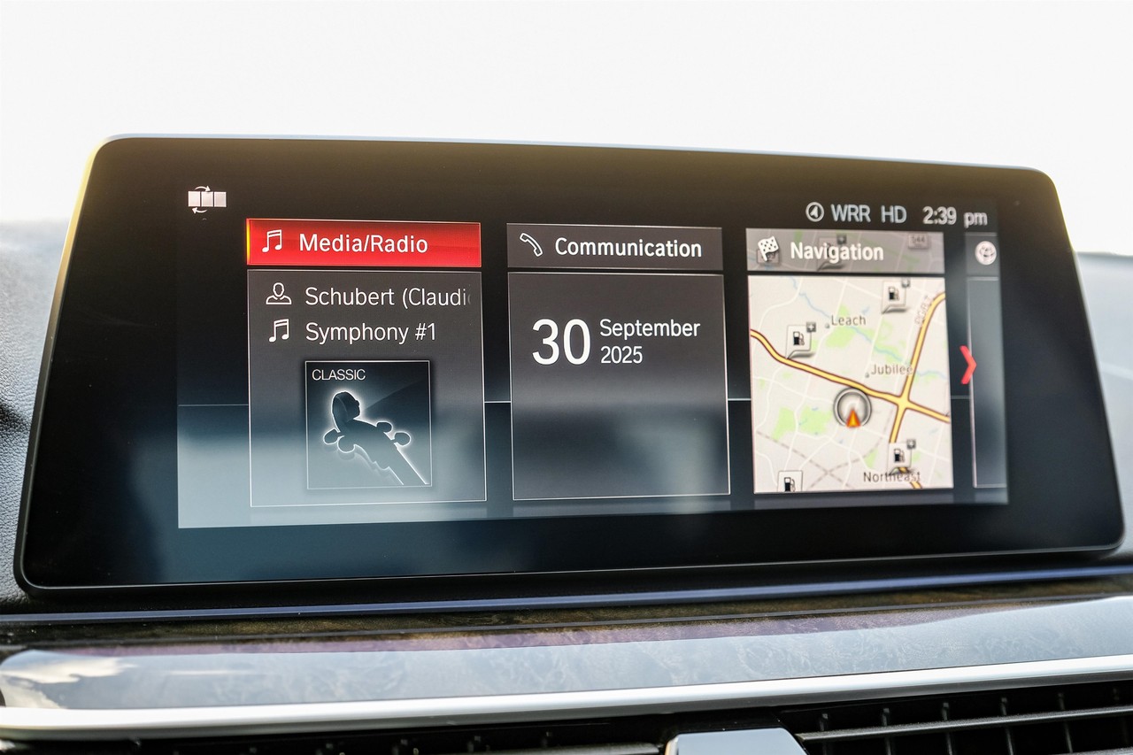 BMW 5 Series Vehicle Main Gallery Image 30