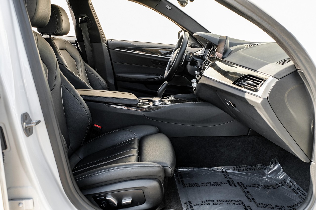 BMW 5 Series Vehicle Main Gallery Image 32