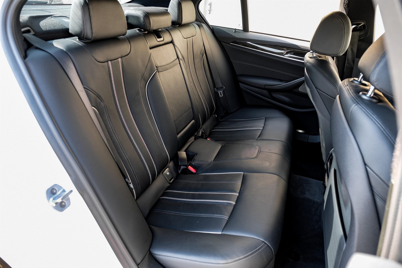 BMW 5 Series Vehicle Main Gallery Image 34