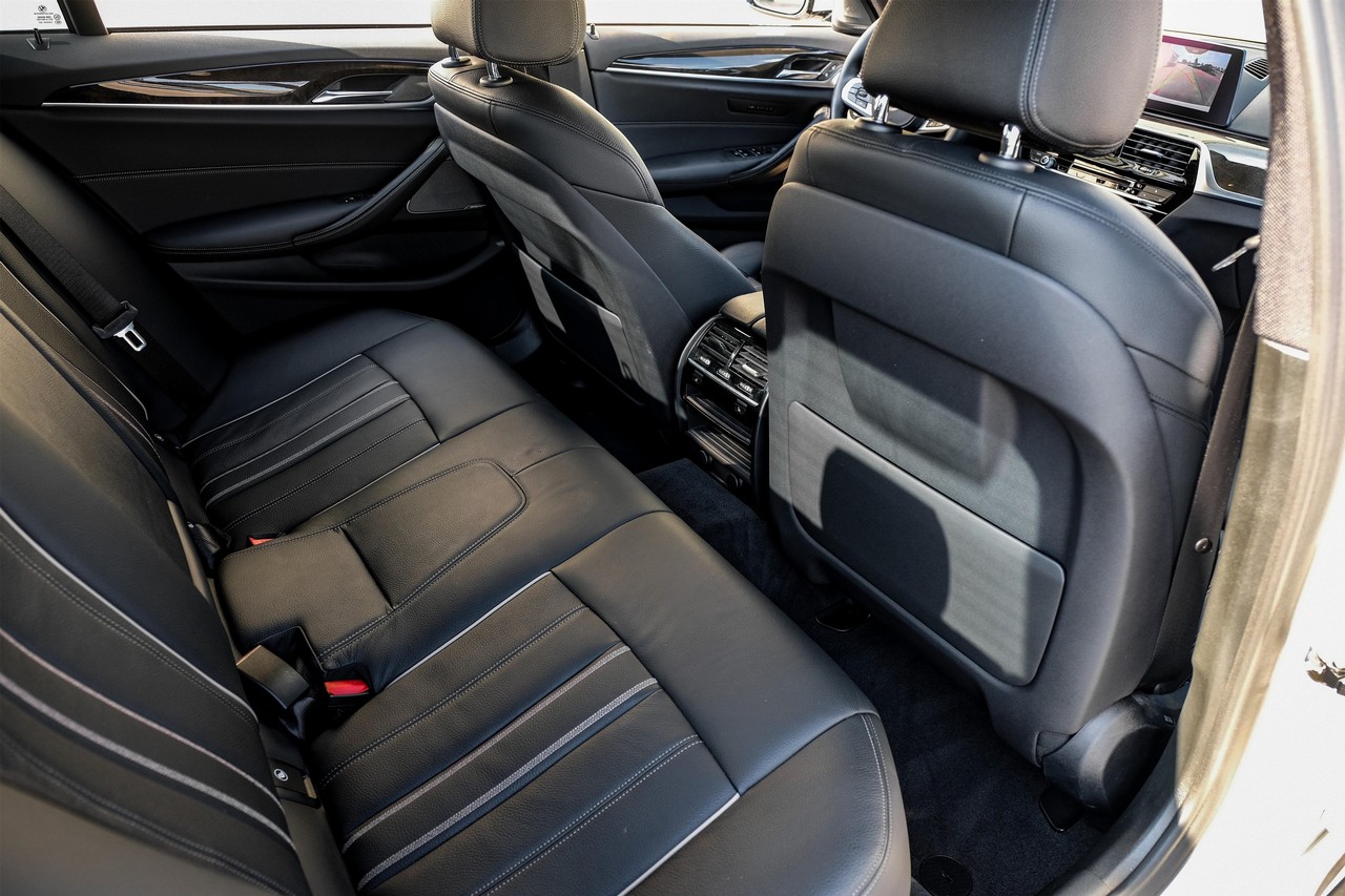 BMW 5 Series Vehicle Main Gallery Image 35