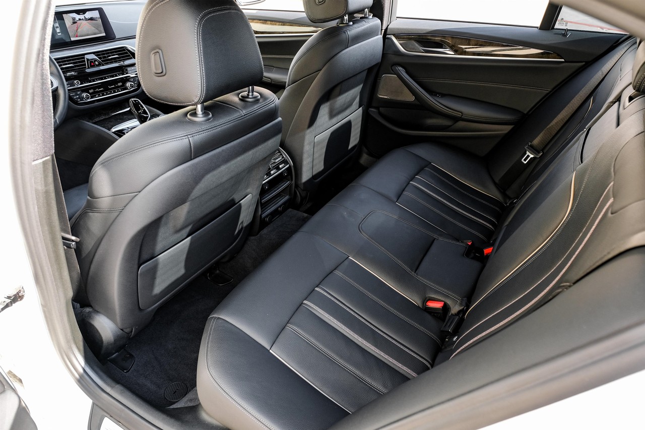 BMW 5 Series Vehicle Main Gallery Image 36