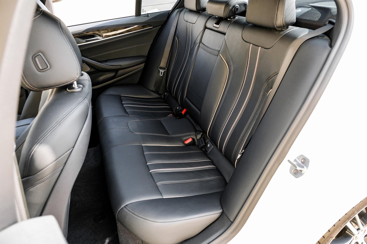 BMW 5 Series Vehicle Main Gallery Image 37
