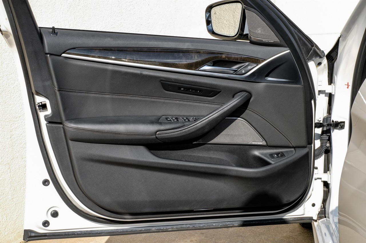 BMW 5 Series Vehicle Main Gallery Image 40