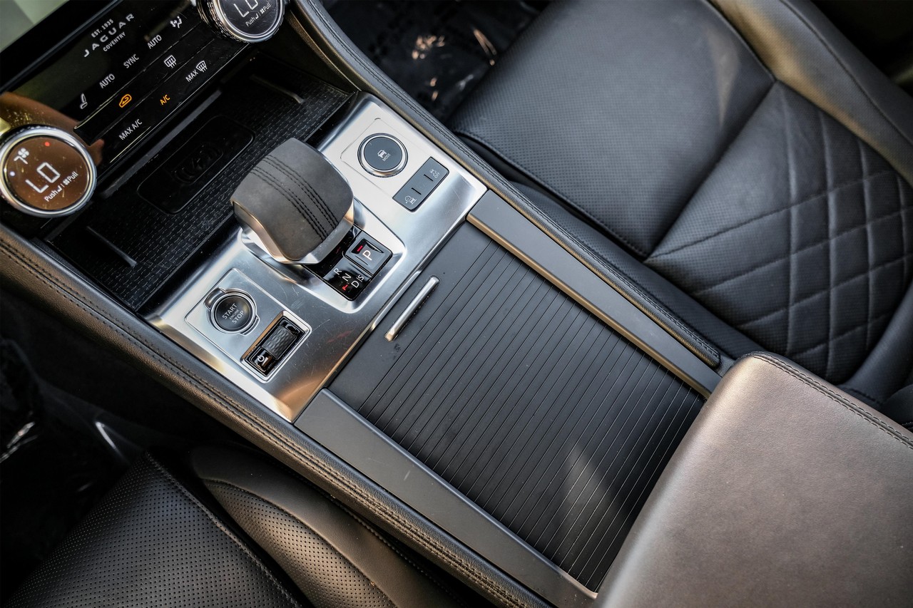 Jaguar F-Pace Vehicle Main Gallery Image 25