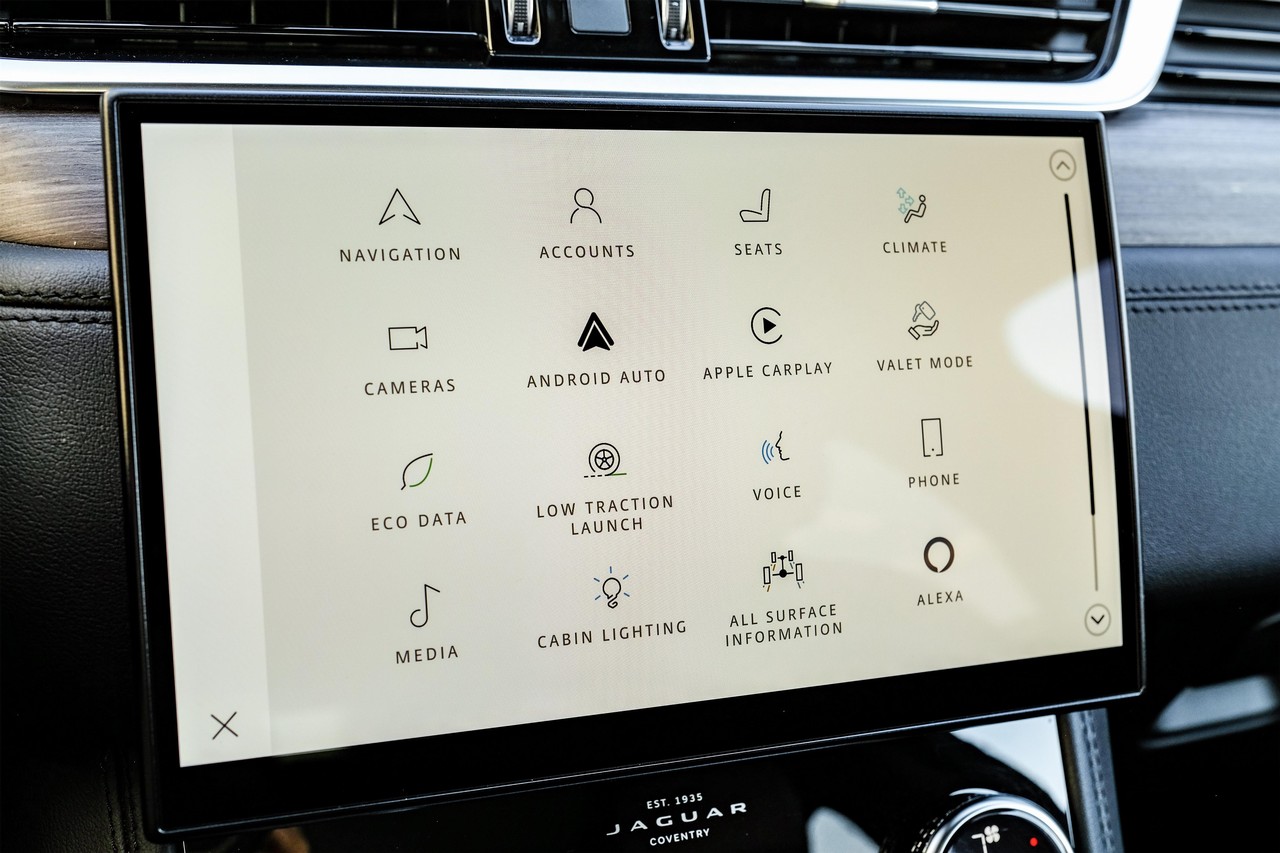 Jaguar F-Pace Vehicle Main Gallery Image 31