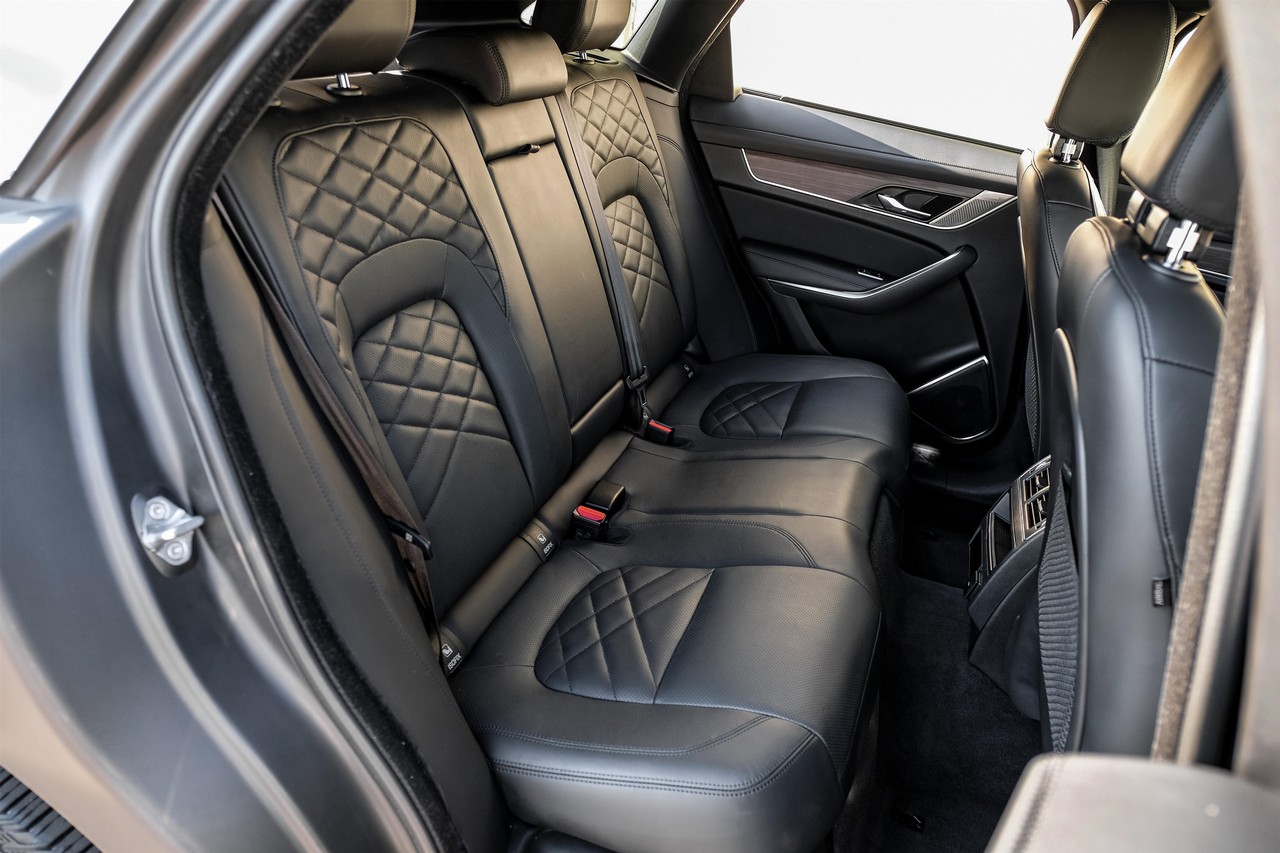 Jaguar F-Pace Vehicle Main Gallery Image 35