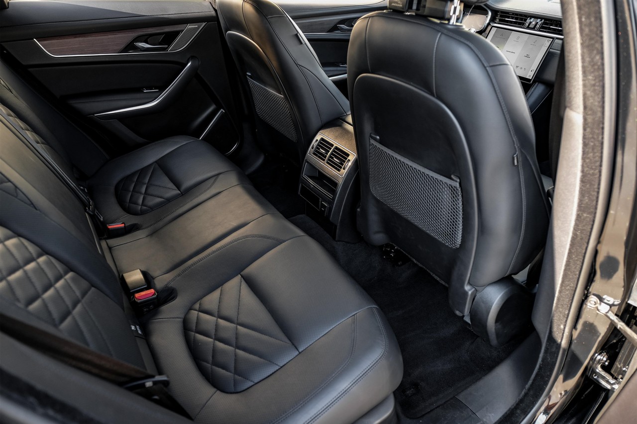 Jaguar F-Pace Vehicle Main Gallery Image 36