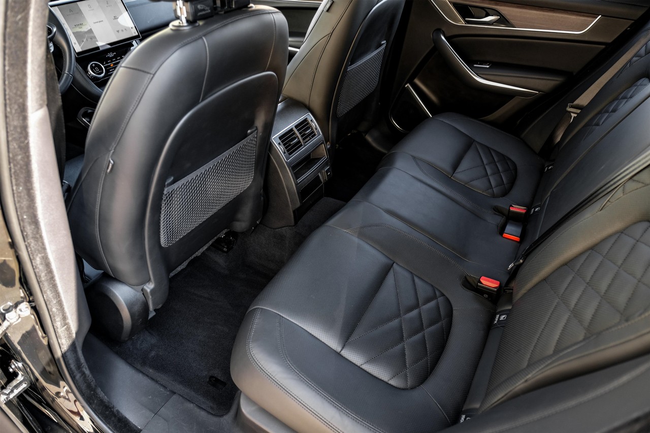 Jaguar F-Pace Vehicle Main Gallery Image 37