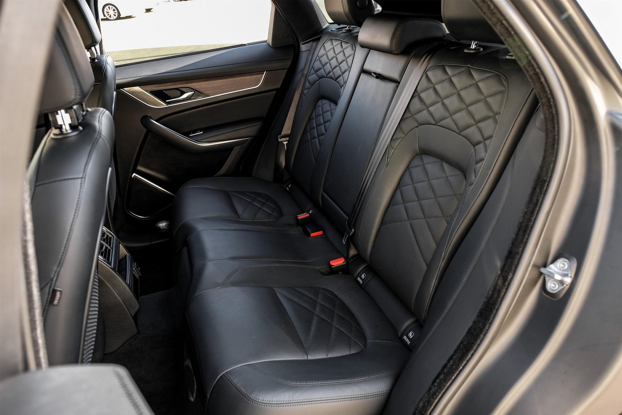 Jaguar F-Pace Vehicle Main Gallery Image 38