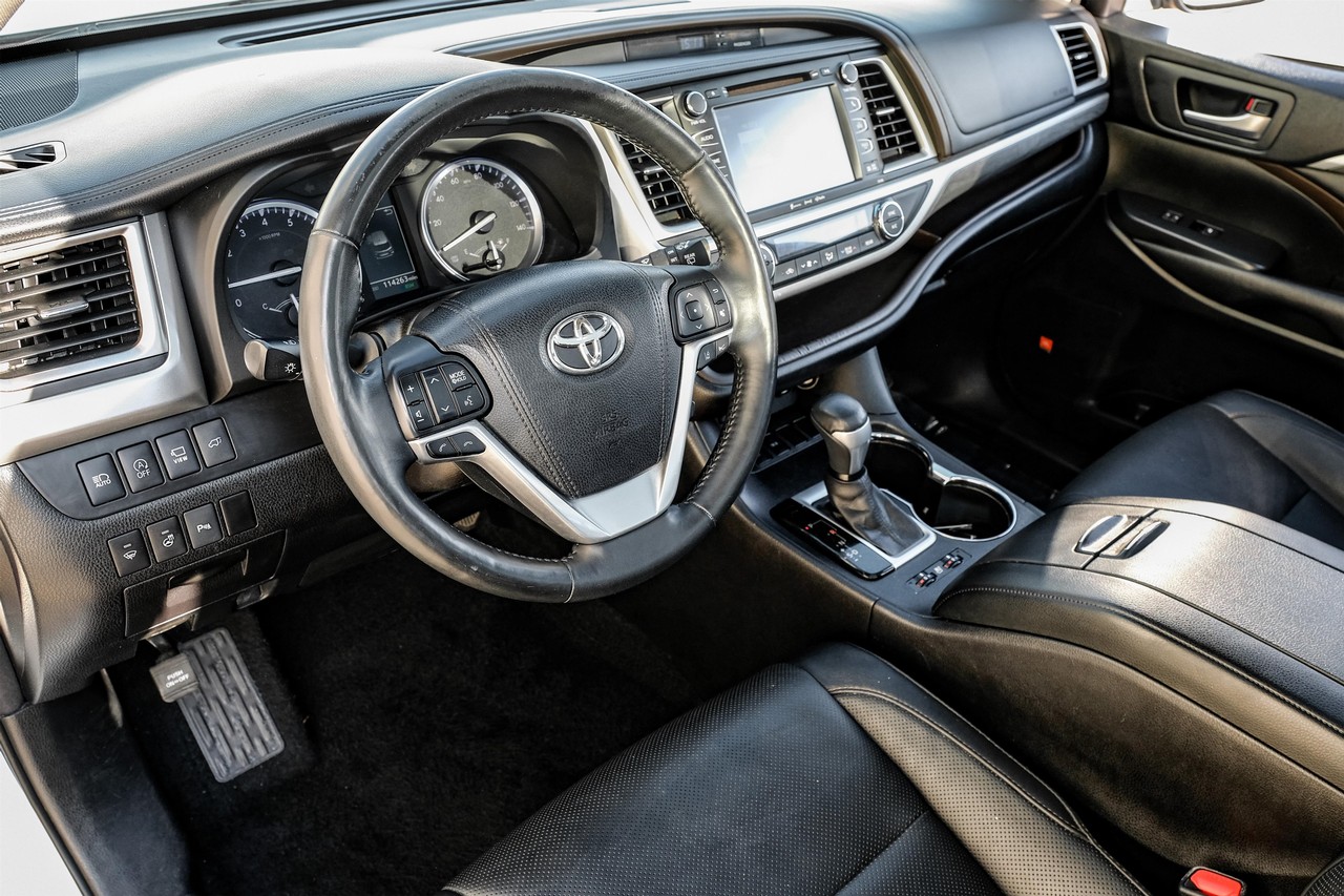 Toyota Highlander Vehicle Main Gallery Image 03
