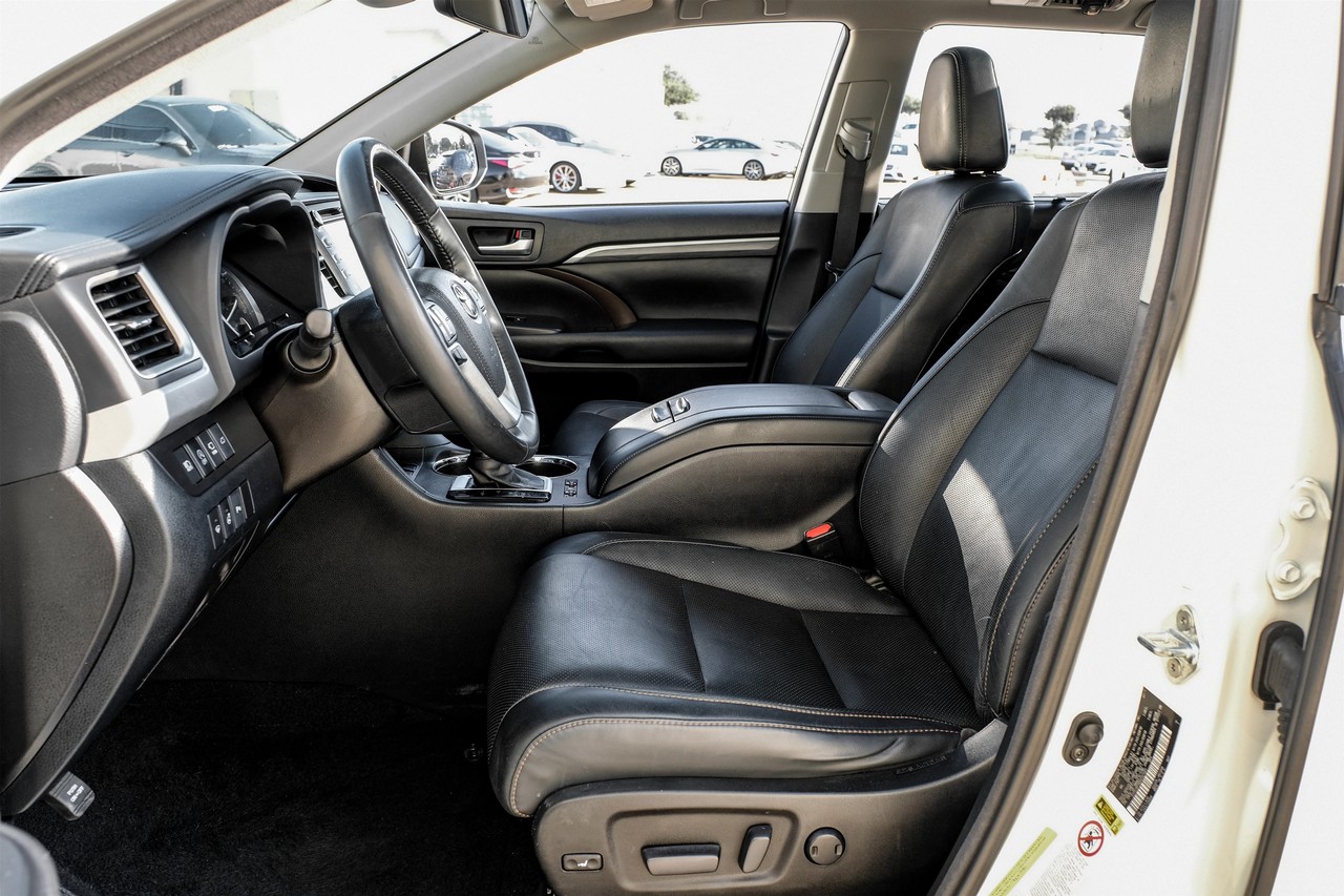Toyota Highlander Vehicle Main Gallery Image 05
