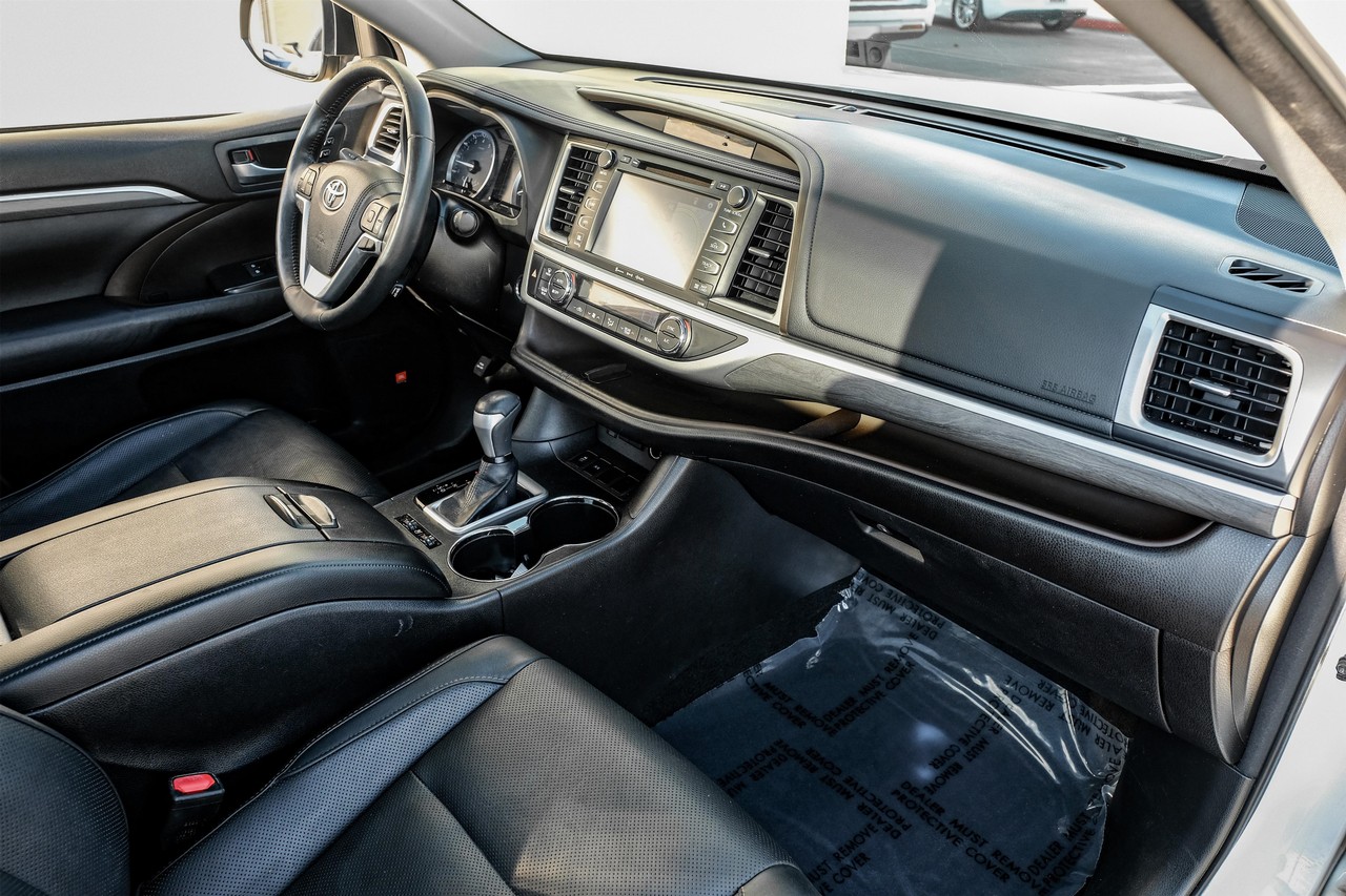 Toyota Highlander Vehicle Main Gallery Image 13
