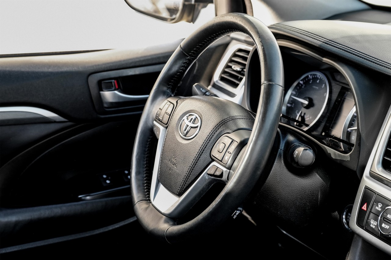 Toyota Highlander Vehicle Main Gallery Image 14