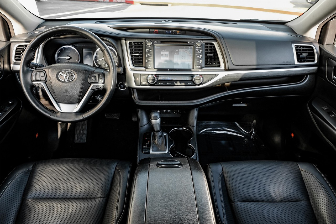 Toyota Highlander Vehicle Main Gallery Image 15