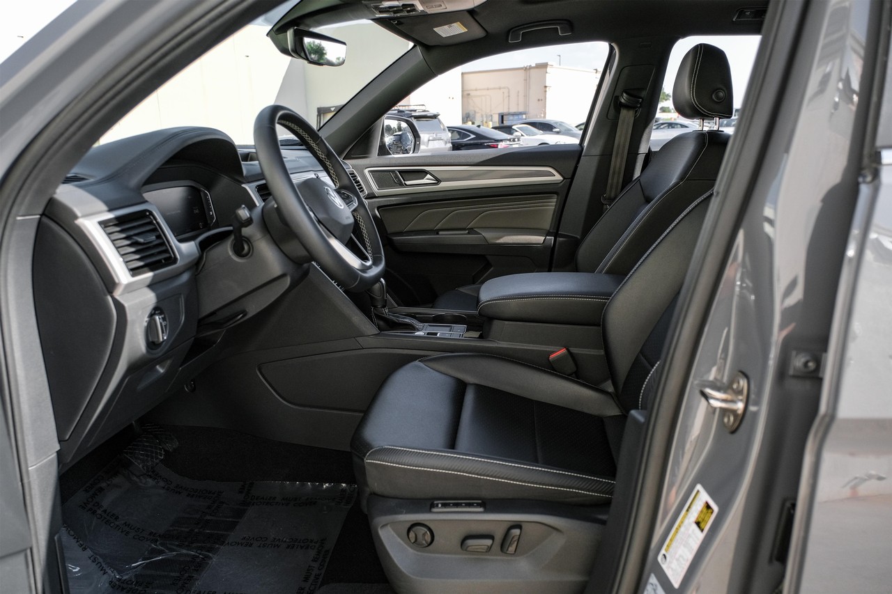 Volkswagen Atlas Cross Sport Vehicle Main Gallery Image 04