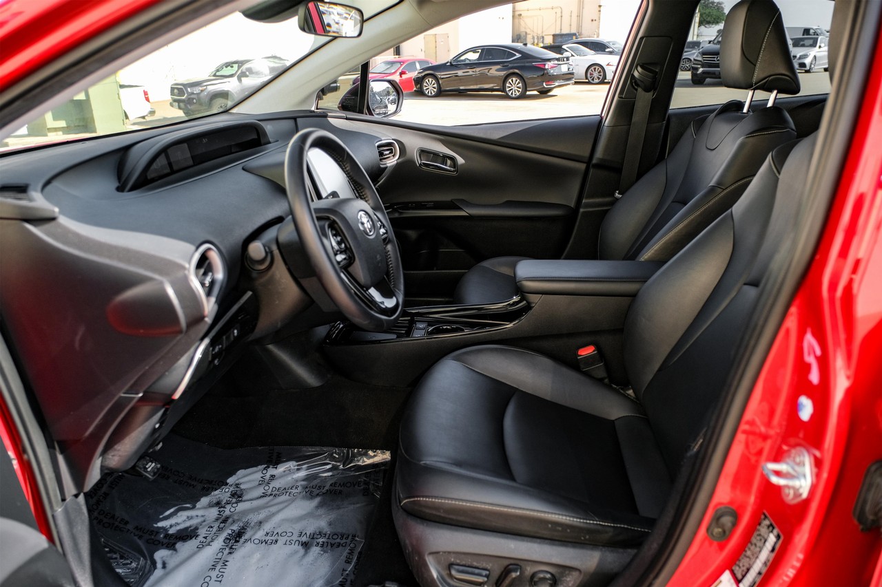 Toyota Prius Prime Vehicle Main Gallery Image 04
