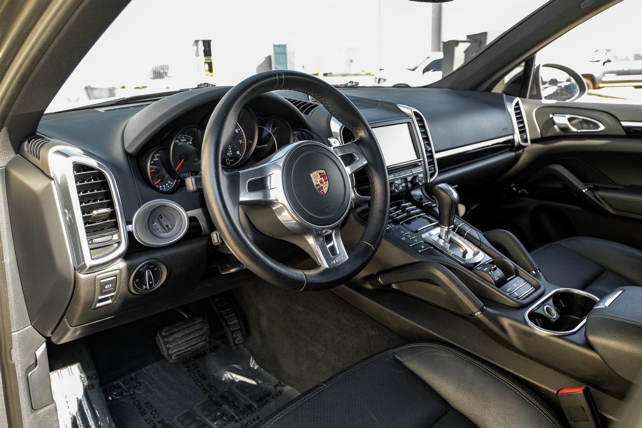 Porsche Cayenne Vehicle Main Gallery Image 03