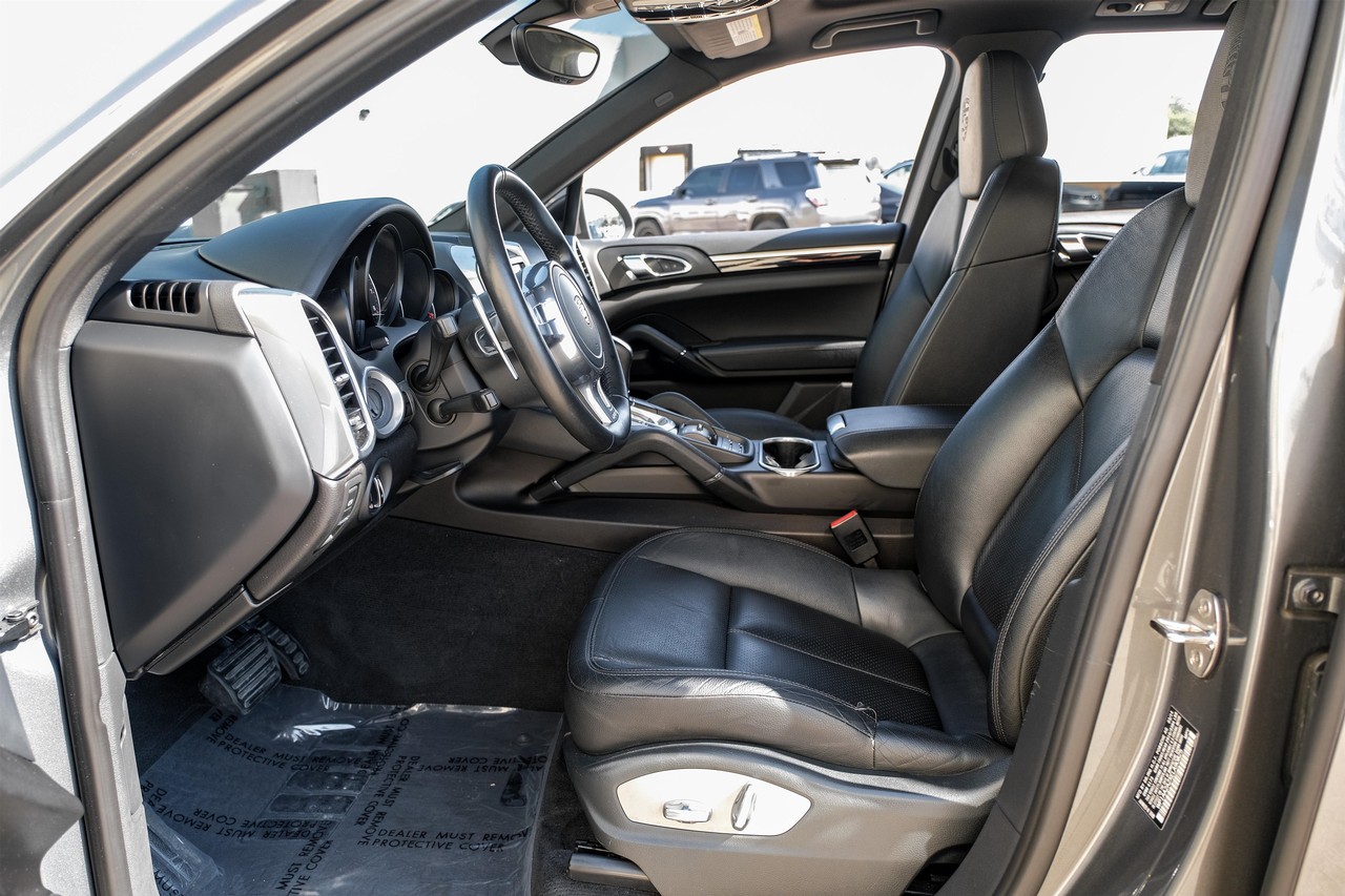 Porsche Cayenne Vehicle Main Gallery Image 04