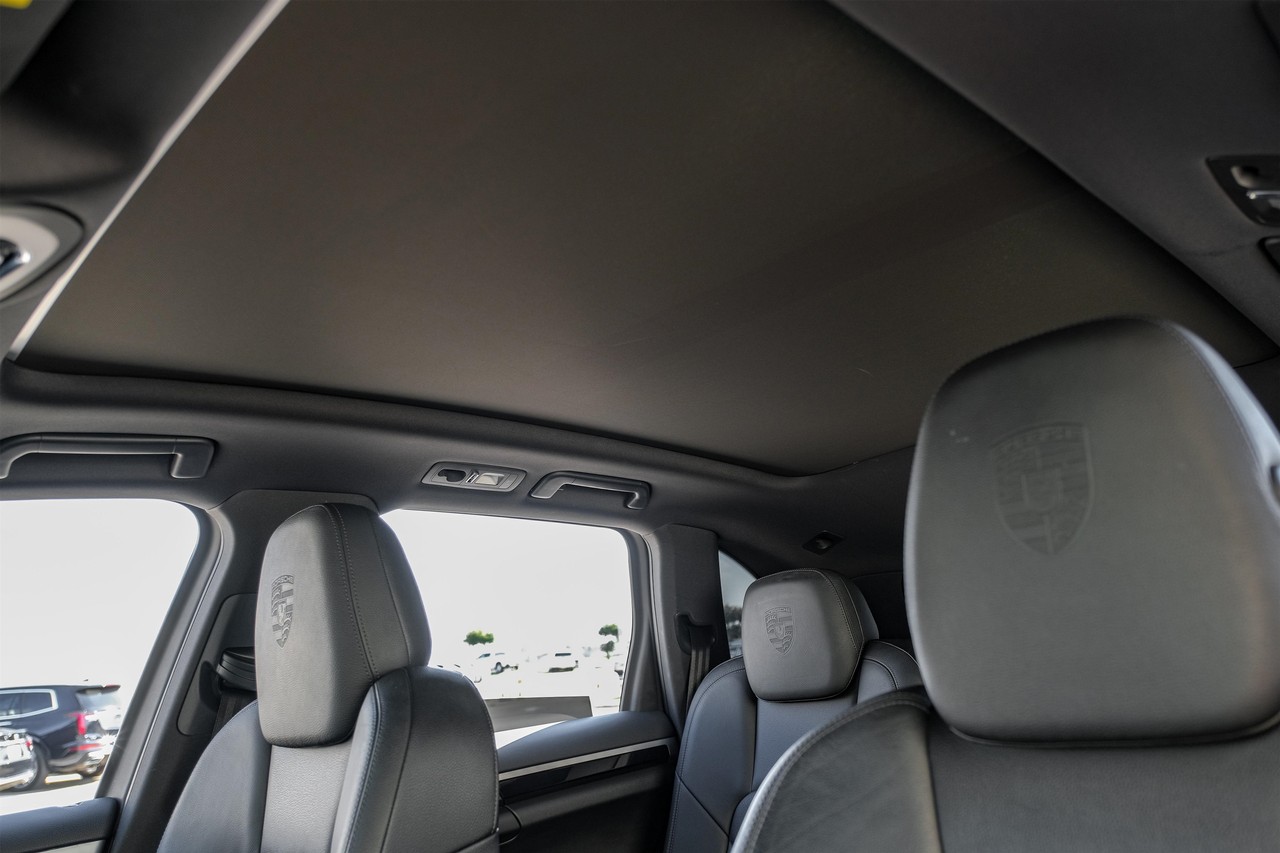 Porsche Cayenne Vehicle Main Gallery Image 05