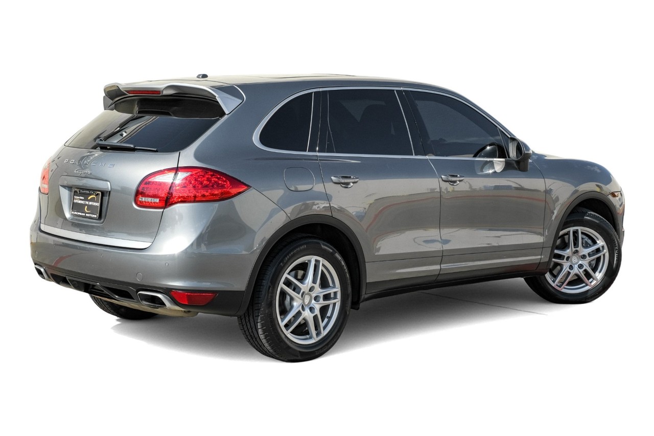 Porsche Cayenne Vehicle Main Gallery Image 09