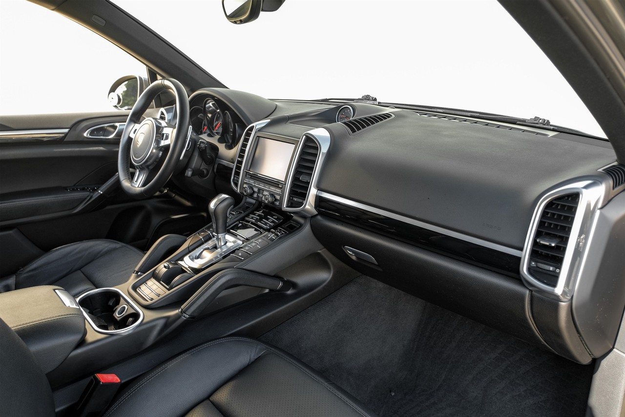 Porsche Cayenne Vehicle Main Gallery Image 13