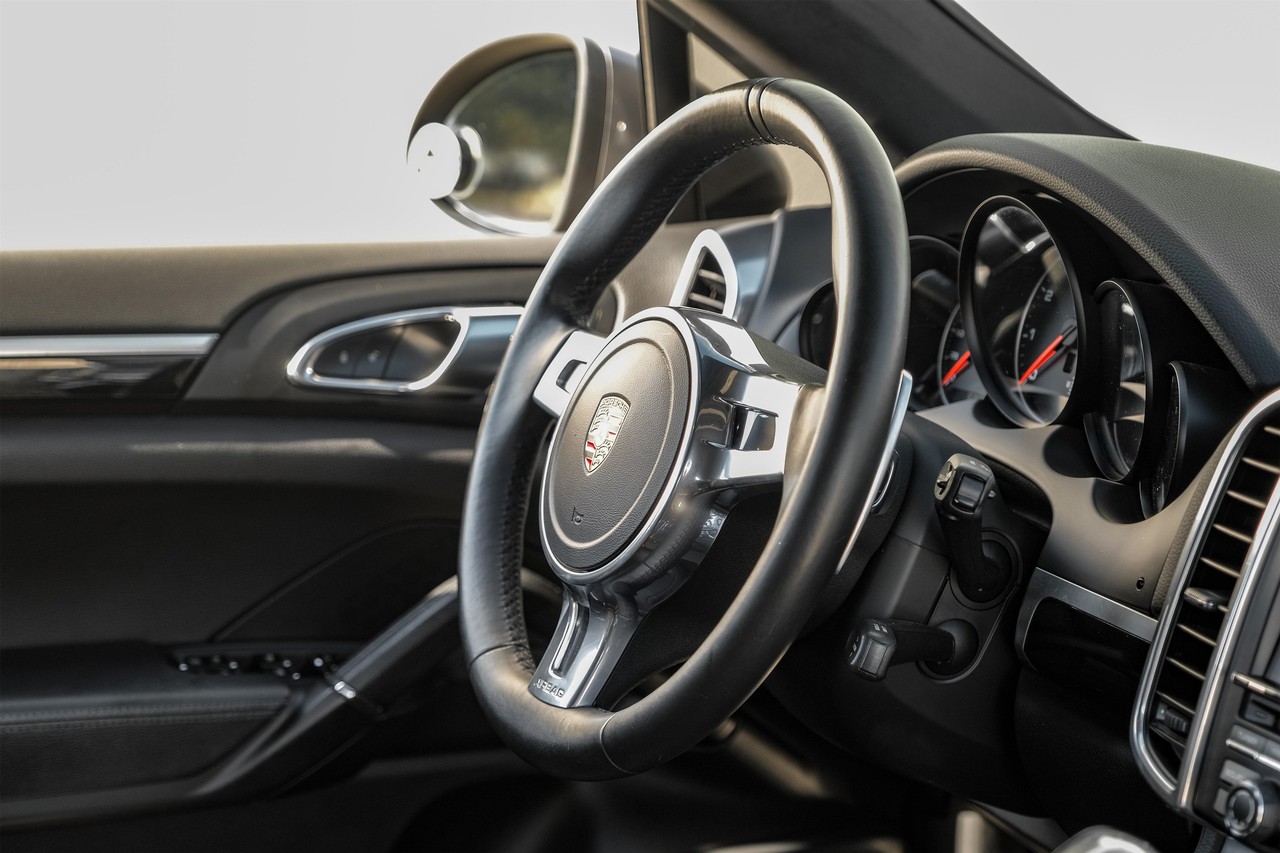 Porsche Cayenne Vehicle Main Gallery Image 14