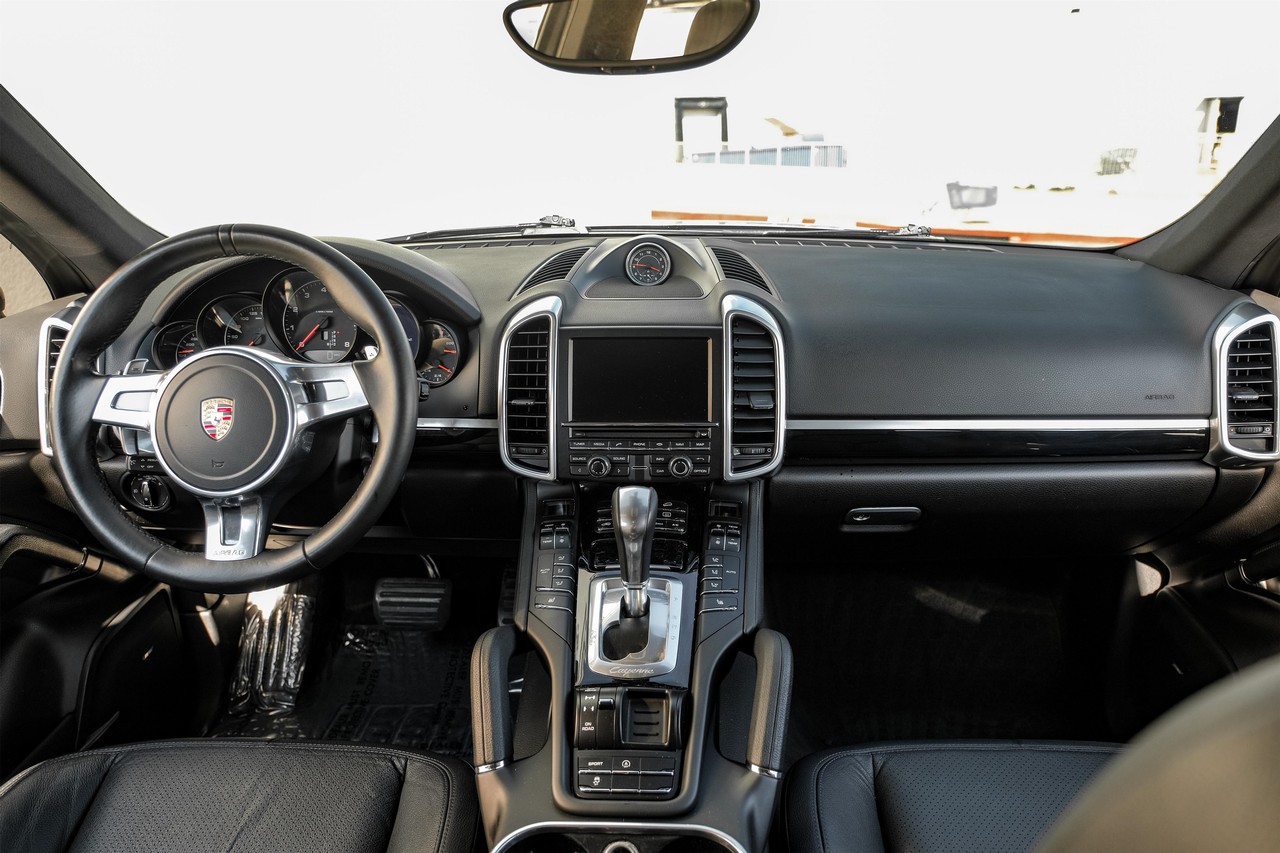 Porsche Cayenne Vehicle Main Gallery Image 15