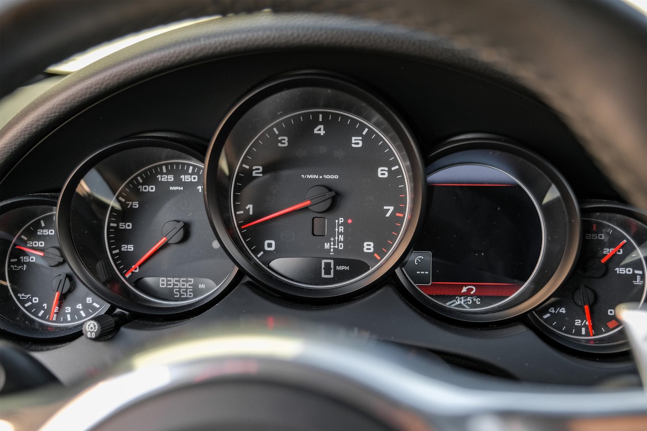 Porsche Cayenne Vehicle Main Gallery Image 17