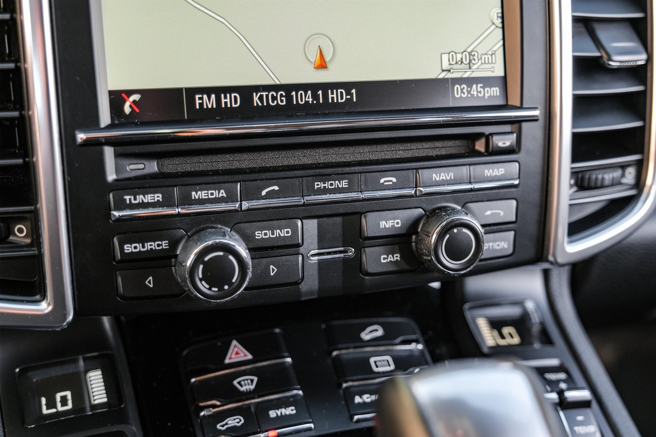 Porsche Cayenne Vehicle Main Gallery Image 21