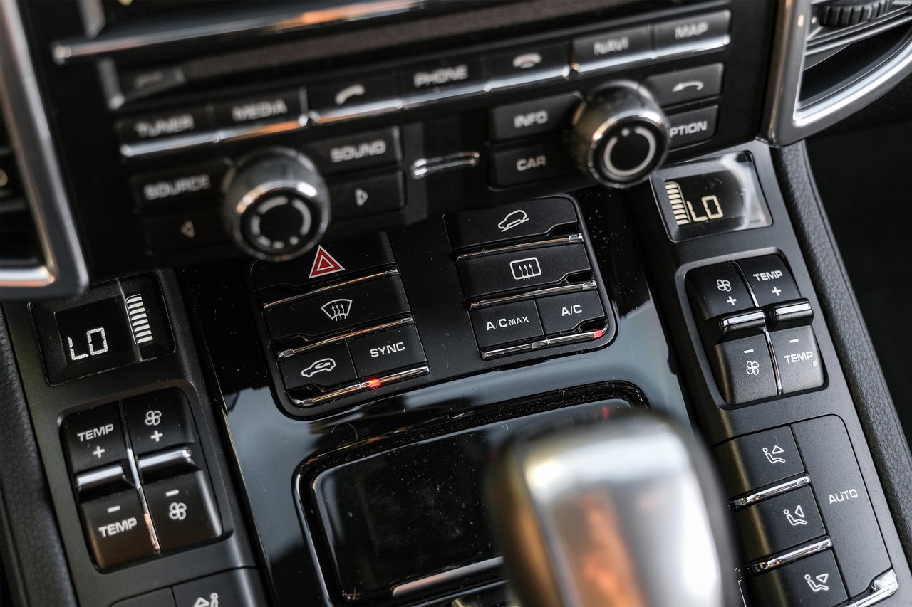 Porsche Cayenne Vehicle Main Gallery Image 22