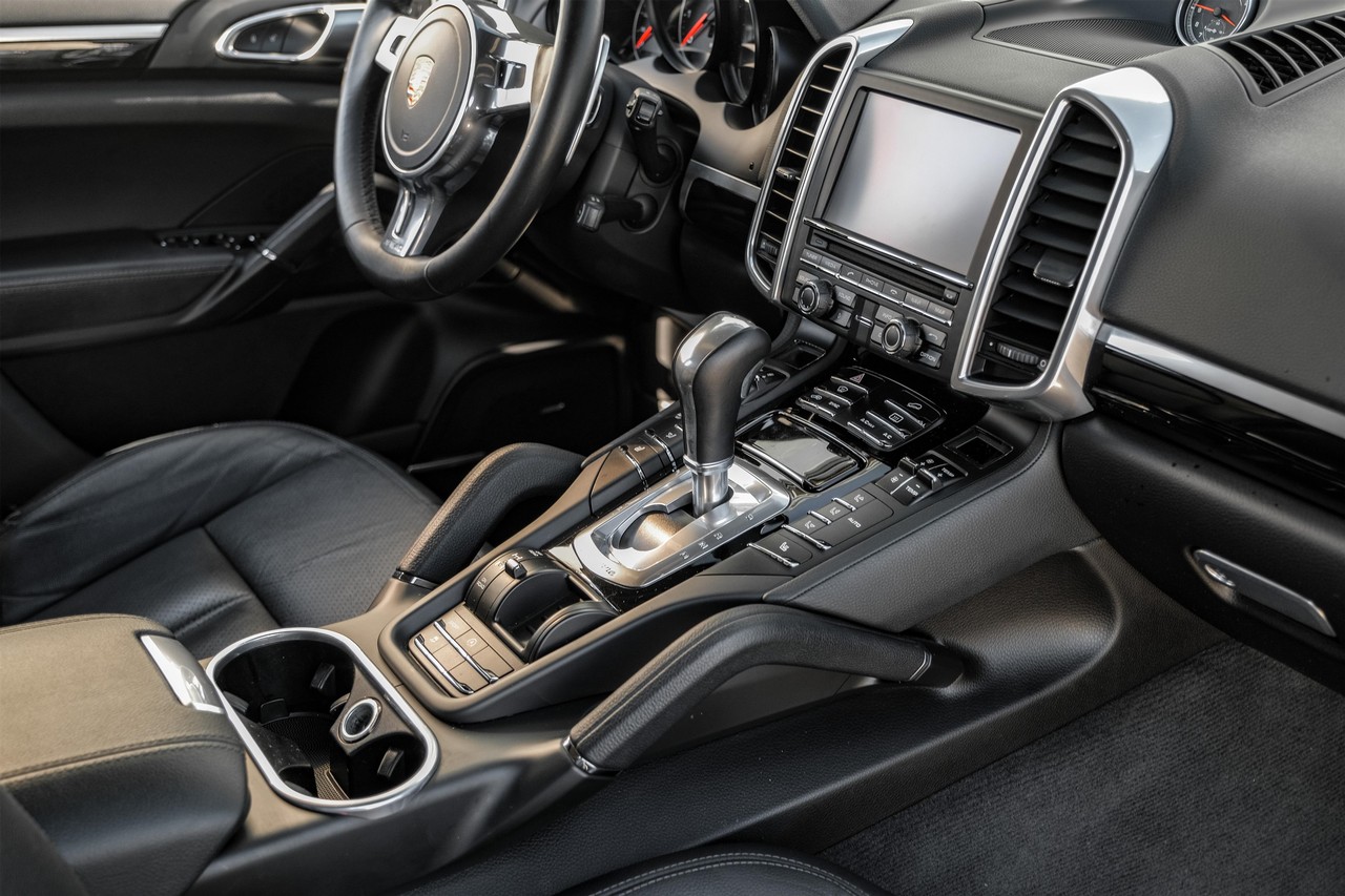 Porsche Cayenne Vehicle Main Gallery Image 23