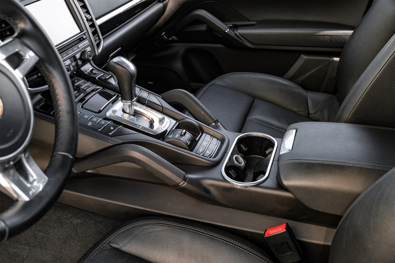 Porsche Cayenne Vehicle Main Gallery Image 24