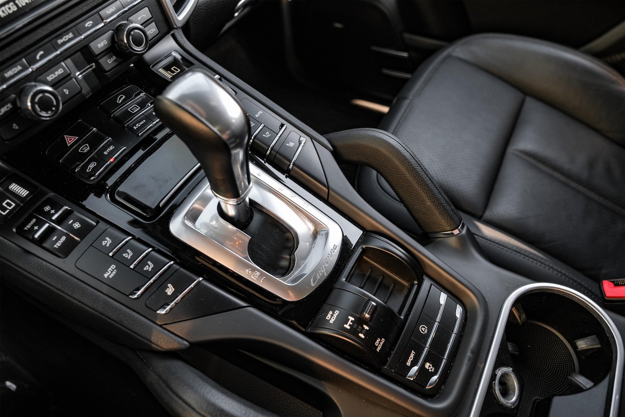 Porsche Cayenne Vehicle Main Gallery Image 25