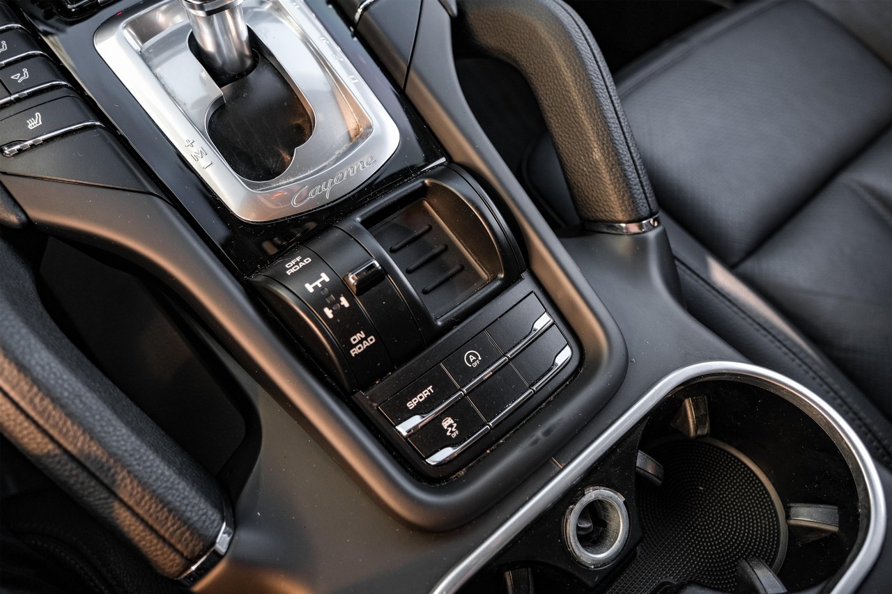 Porsche Cayenne Vehicle Main Gallery Image 26