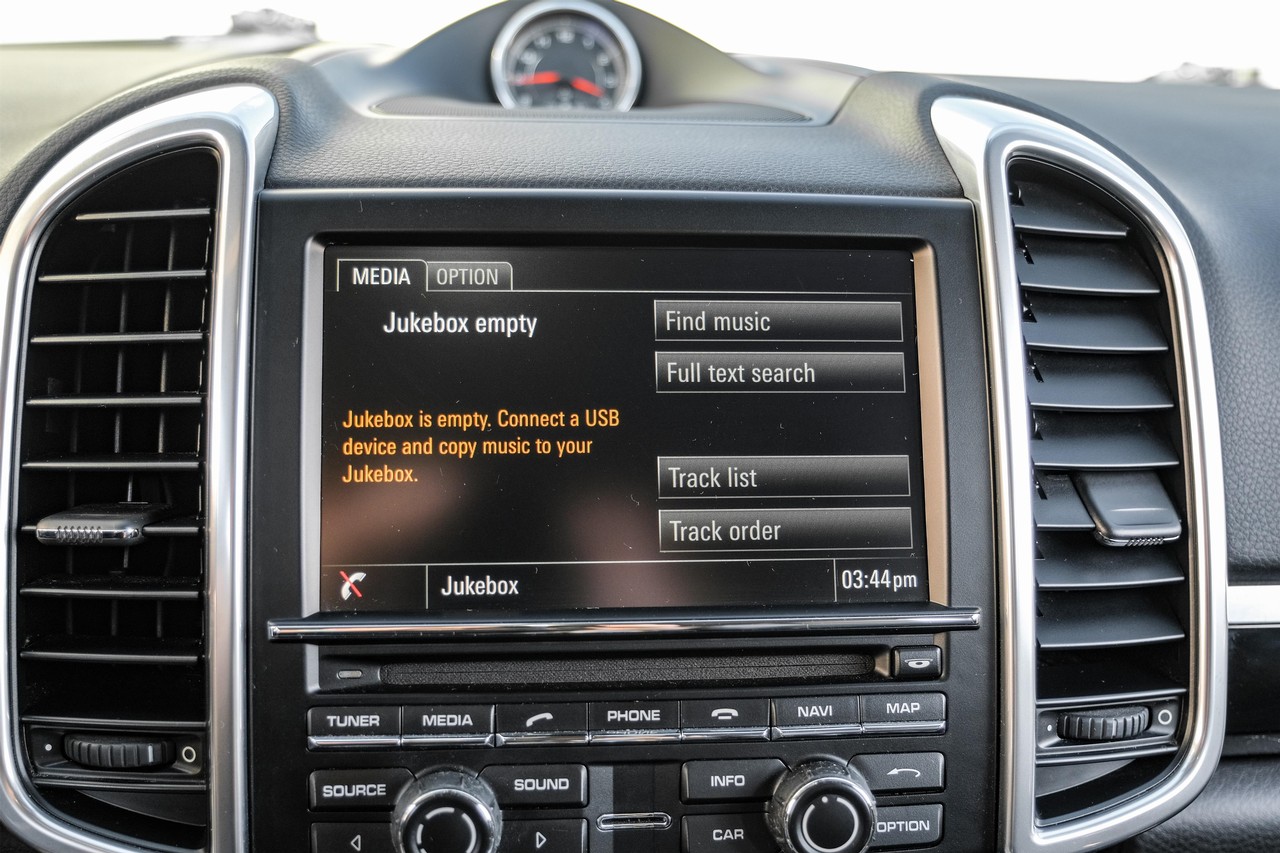 Porsche Cayenne Vehicle Main Gallery Image 28