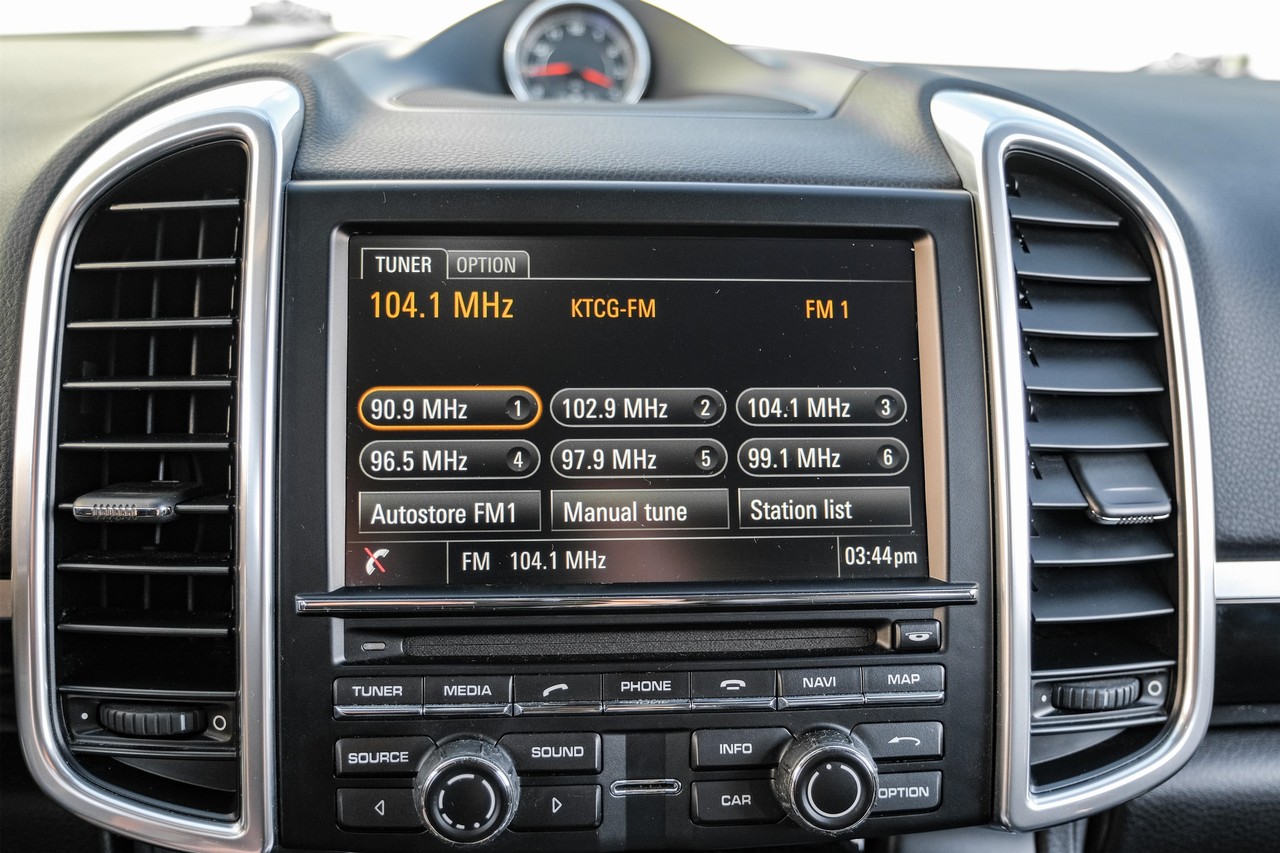 Porsche Cayenne Vehicle Main Gallery Image 30