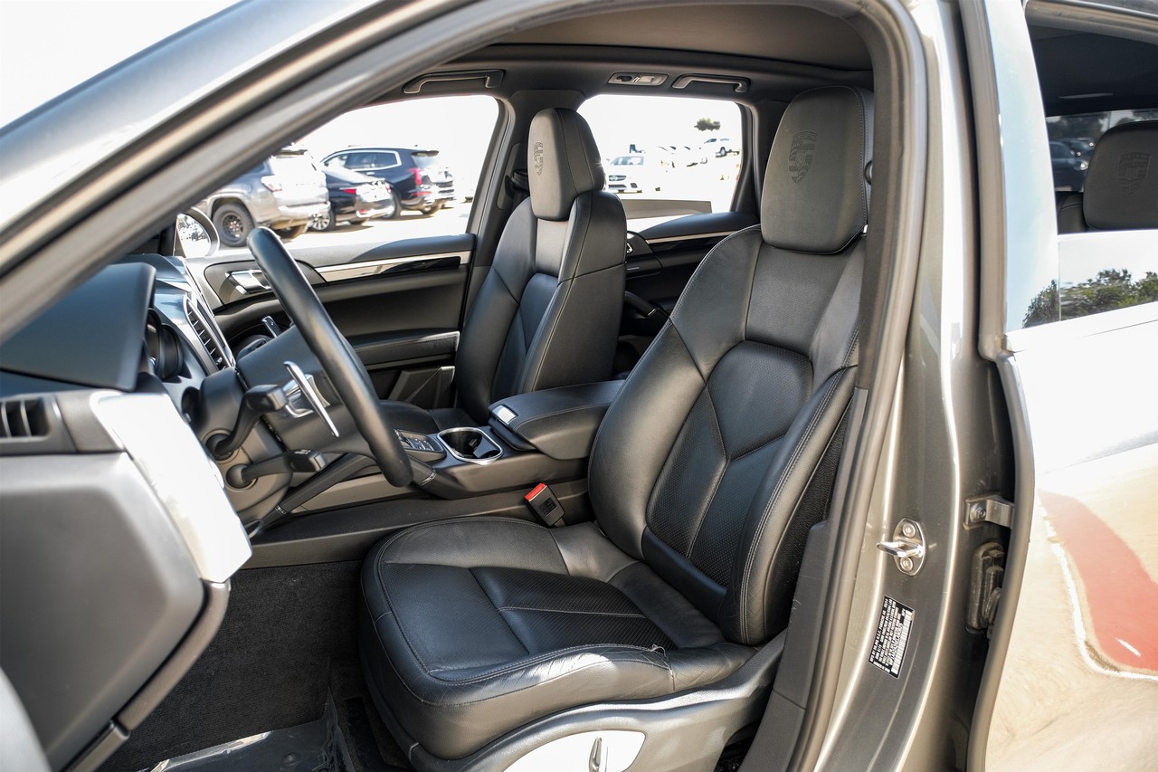 Porsche Cayenne Vehicle Main Gallery Image 31