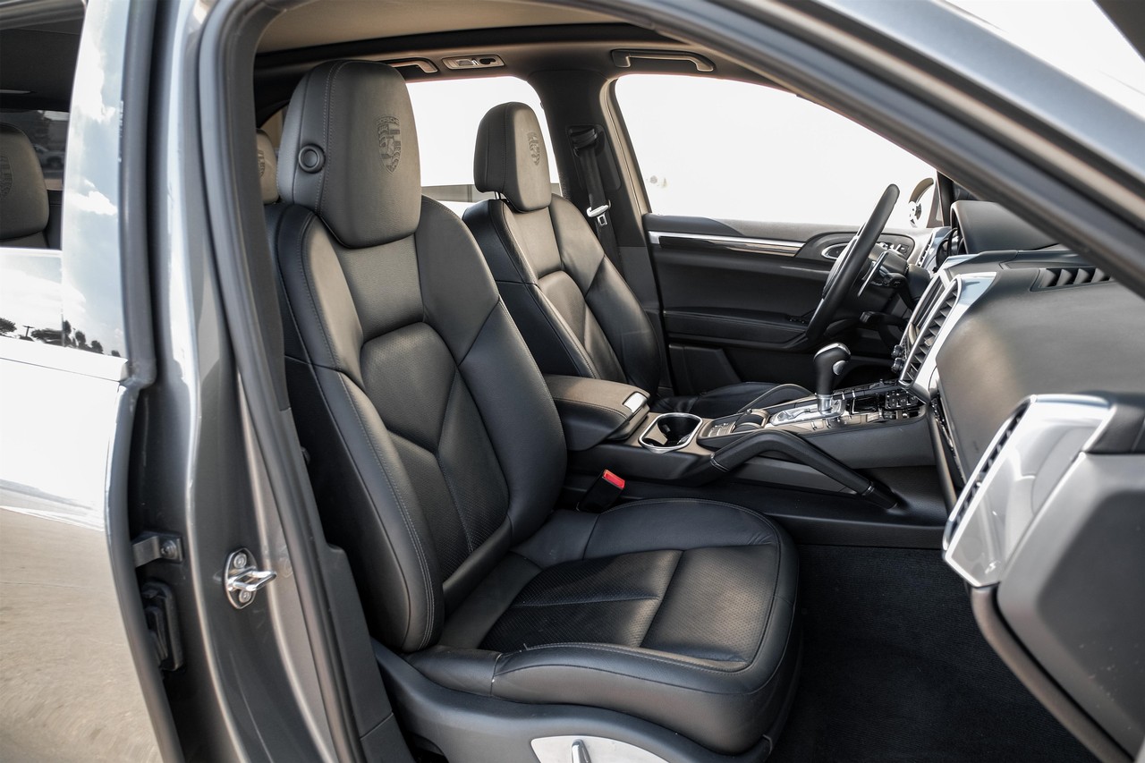 Porsche Cayenne Vehicle Main Gallery Image 33