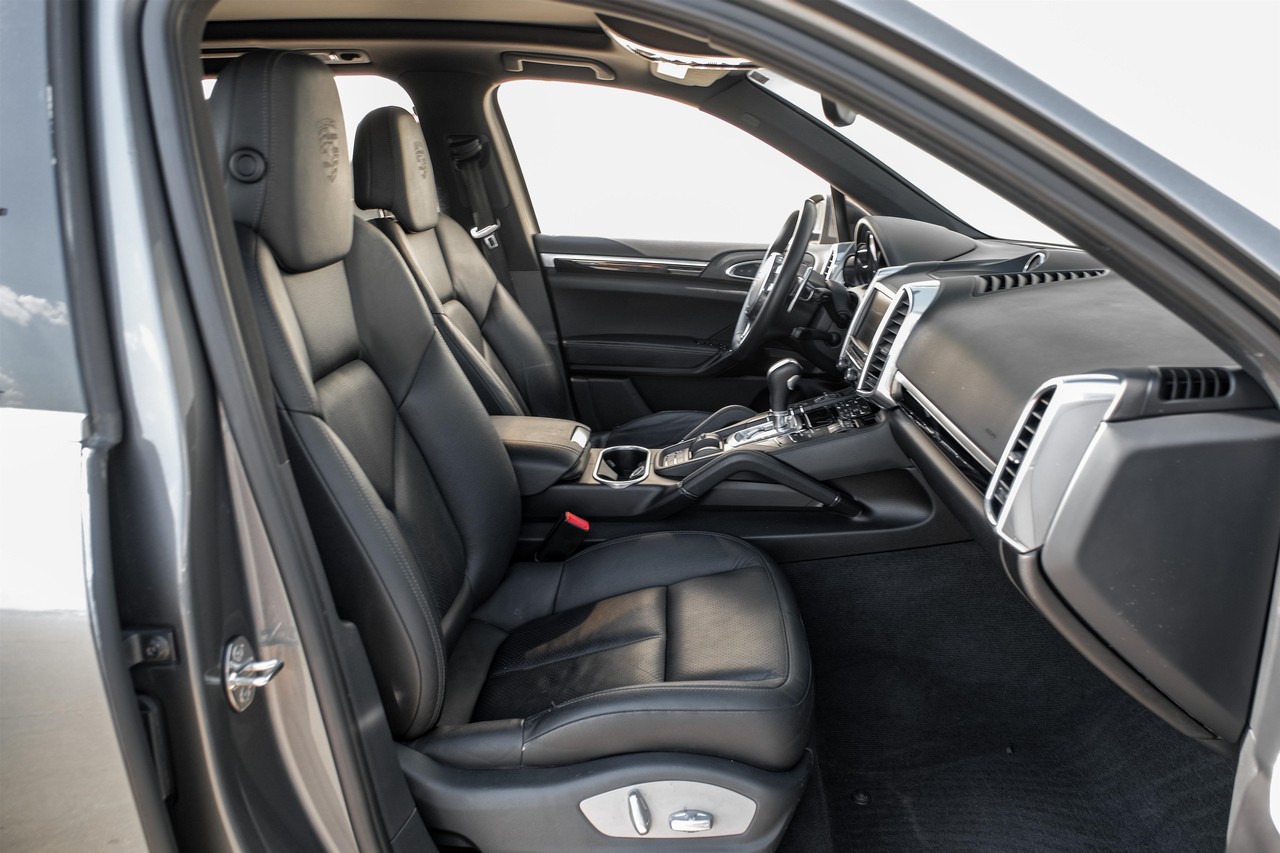 Porsche Cayenne Vehicle Main Gallery Image 34