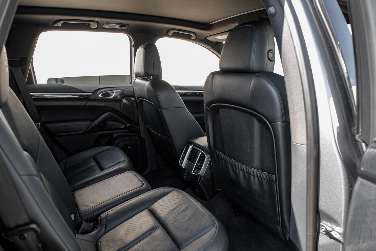 Porsche Cayenne Vehicle Main Gallery Image 35