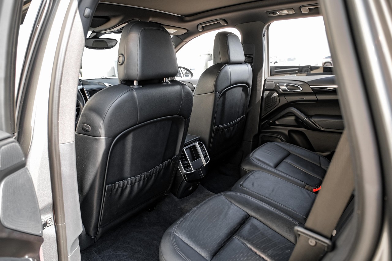 Porsche Cayenne Vehicle Main Gallery Image 36