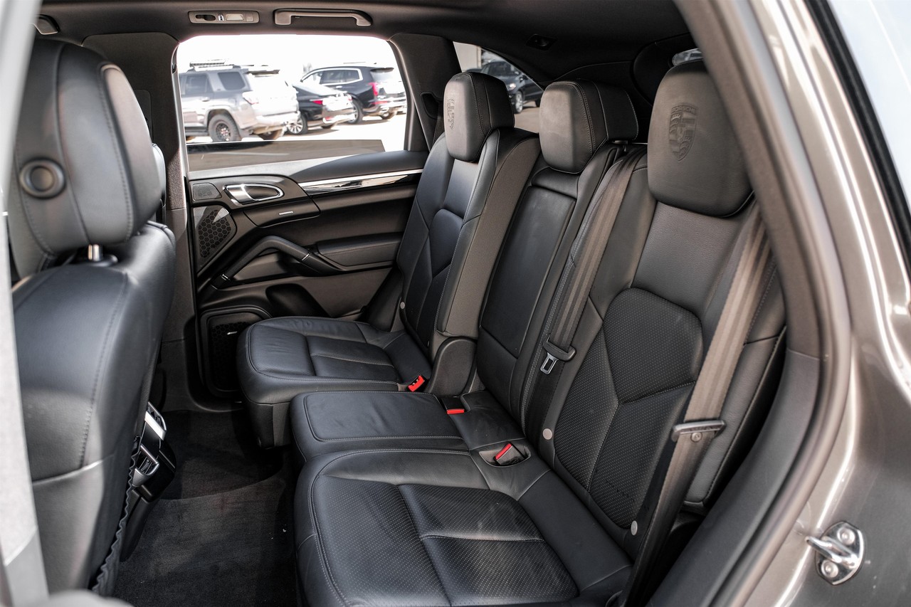Porsche Cayenne Vehicle Main Gallery Image 37