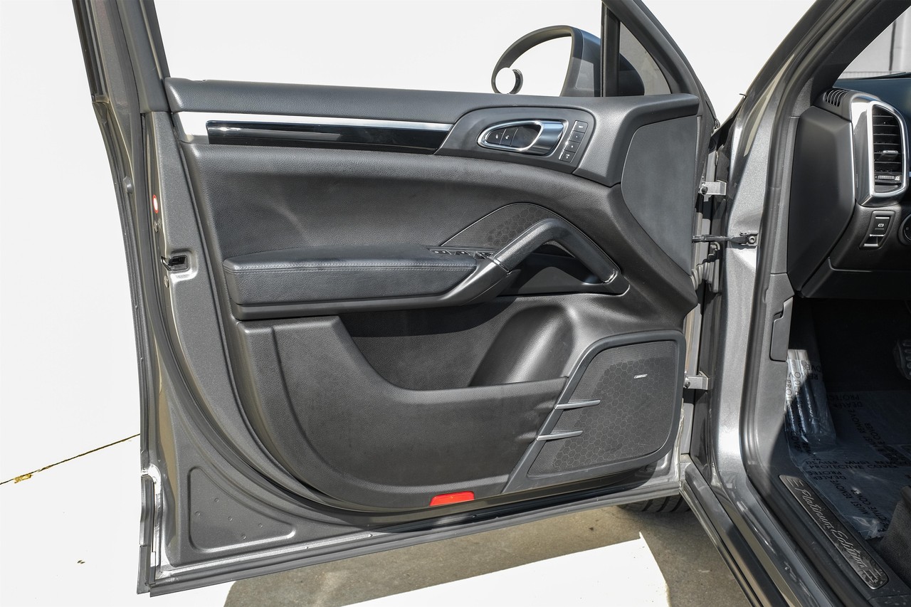 Porsche Cayenne Vehicle Main Gallery Image 40