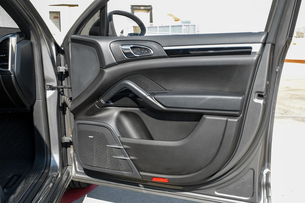 Porsche Cayenne Vehicle Main Gallery Image 42