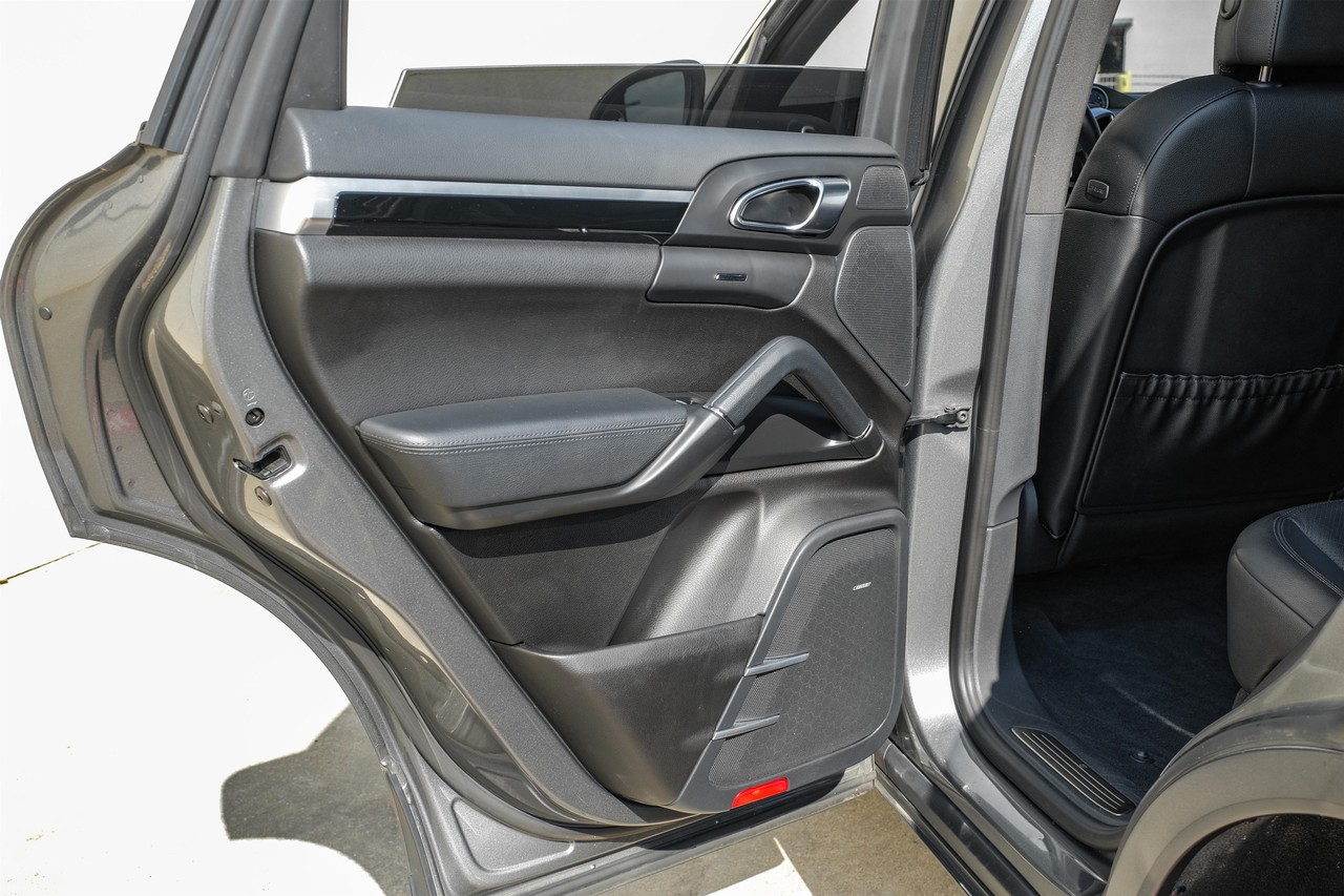 Porsche Cayenne Vehicle Main Gallery Image 43