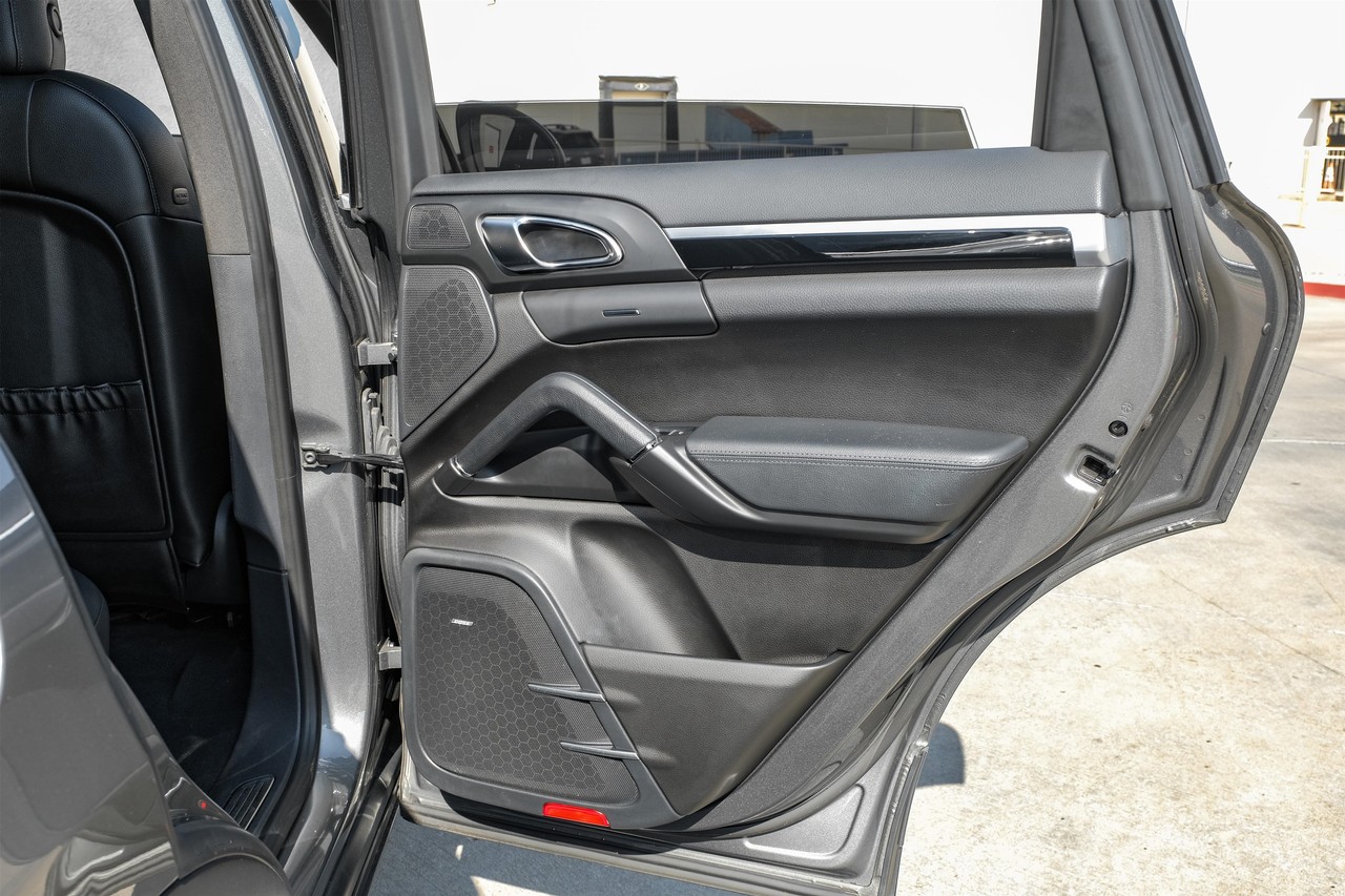 Porsche Cayenne Vehicle Main Gallery Image 44