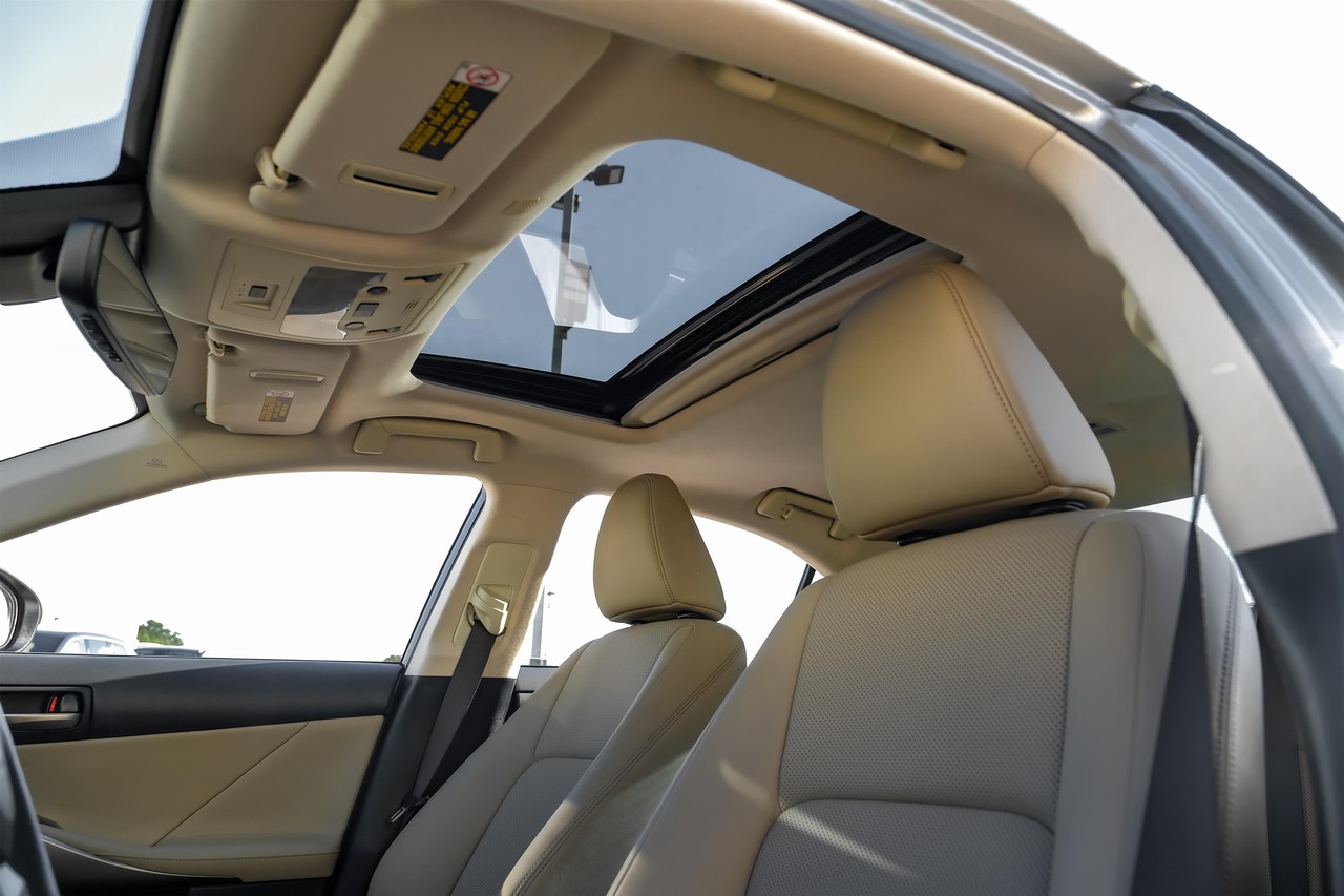 2019 Lexus IS 350 photo 4